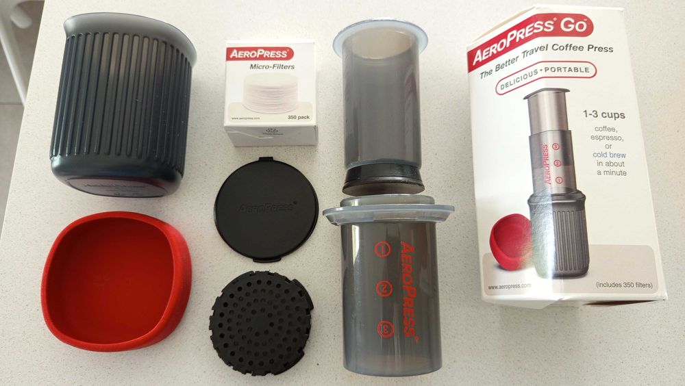 Cafeteira AeroPress Go com caixa de filtros como nova