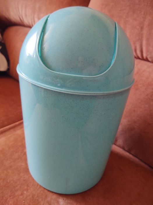 Kosz na śmieci z uchylną klapką 6,5 l.