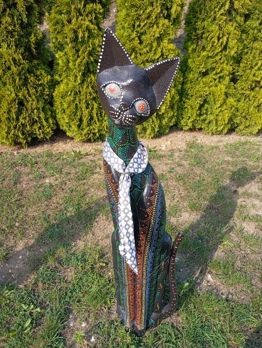 Figurki kotów z drewna