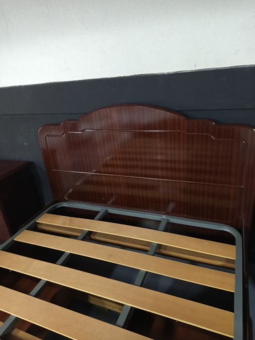 Cama mais 2 mesas de cabeceira em mogno