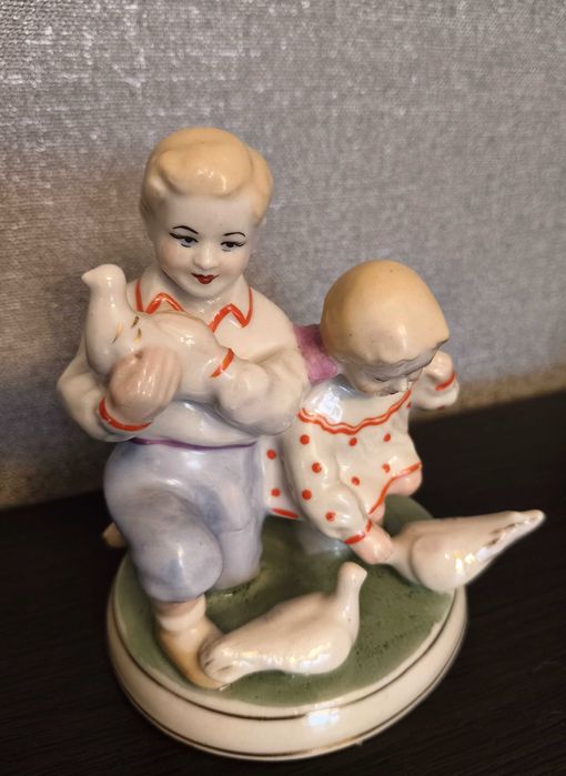 Статуетка порцелянова "Діти з голубами"