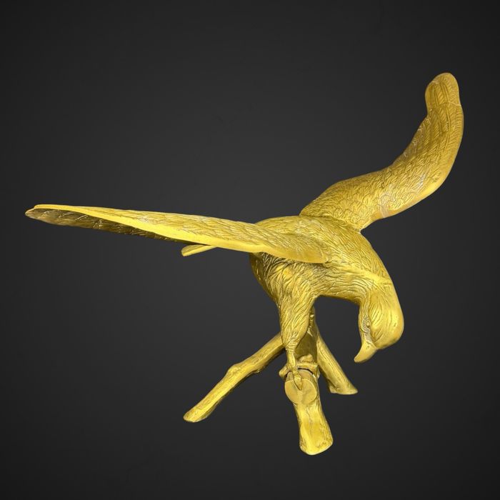 Figuralna rzeźba z mosiądzu ptak na gałęzi orzeł sokół B51/100201