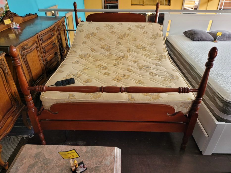 Cama com estrado articulado, elétrico - Com colchão - Bom est