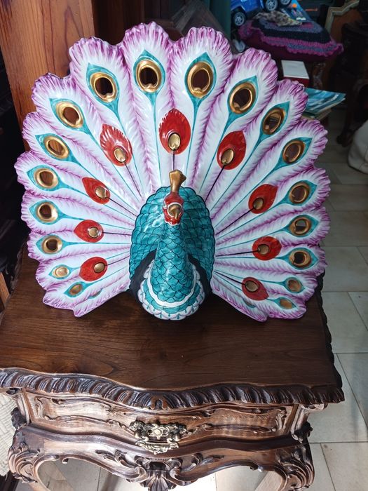 Pavão . Em  cerâmica