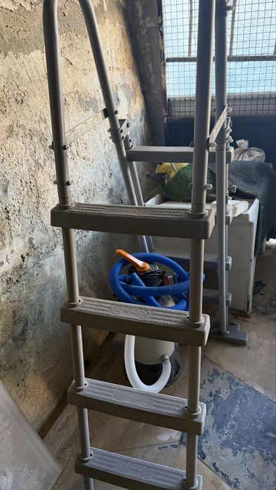 Escada e bomba piscina