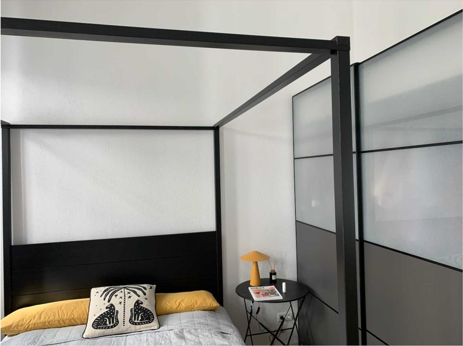 Cama com Dossel Preta