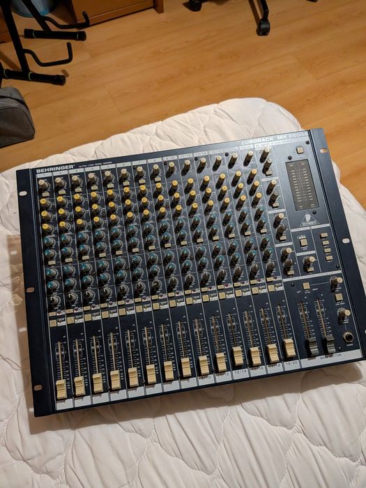 Mesa de som Behringer MX 2804A