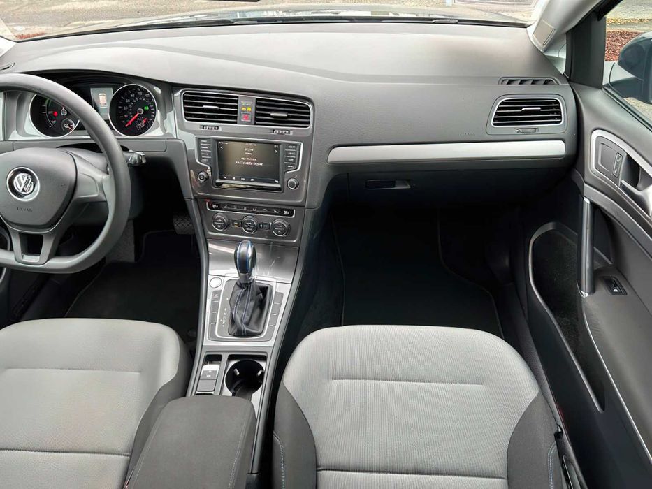 Volkswagen e-Golf SE      2016