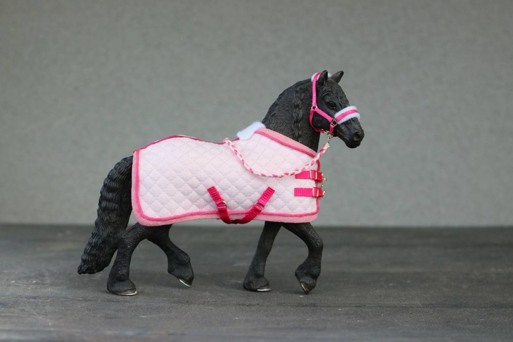 3 zestawy akcesoriów dla modeli koni