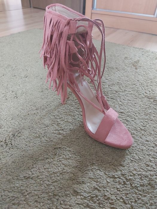 Sandały wiązane za kostkę