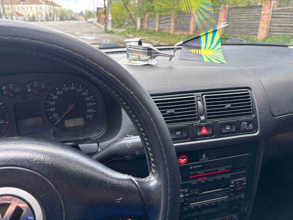 Авто golf 4 дизель 1,9 (військовим, бо ввезено через фонд)