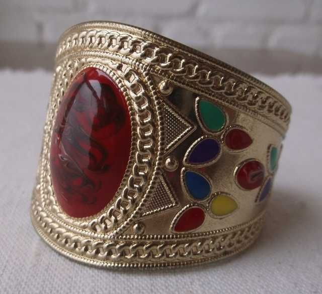 Браслеты с натуральным камнем и перламутром.