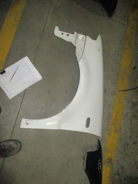 Guarda-lamas esquerdo VOLKSWAGEN Polo (6N)