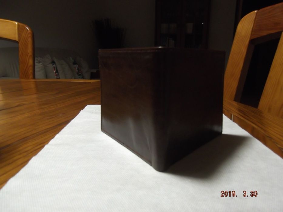 Carteira nova, castanha em pele genuína