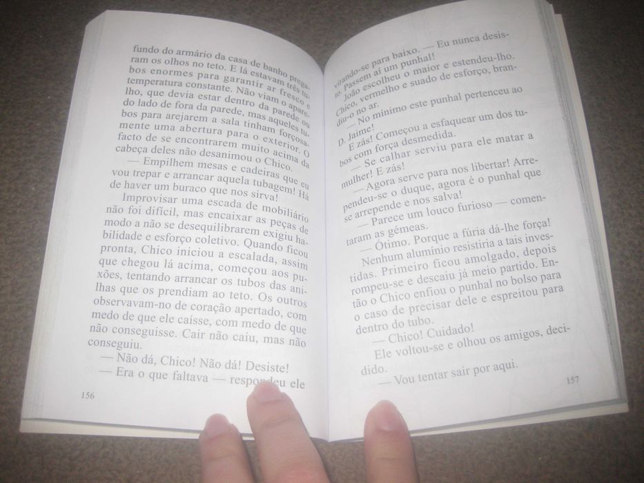 Livro "Uma Aventura no Castelo dos Três Tesouros"