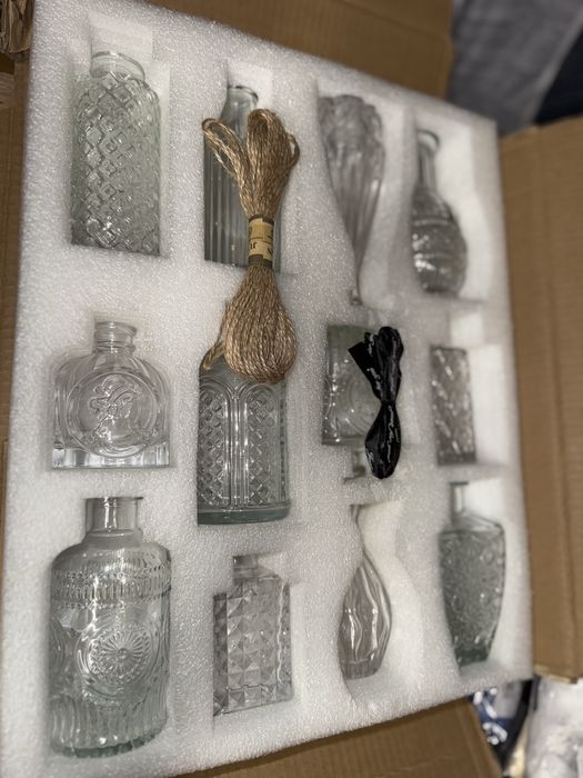 zestaw 12 szklanych wazonów na pąki w różnych kształtach.