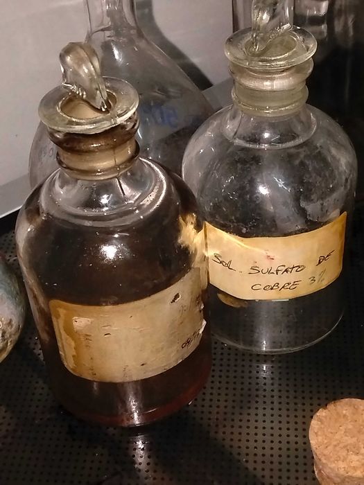 Frascos de farmácia e acessórios de laboratório