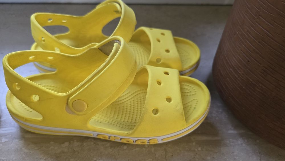 Crocs j1 żółte sandały