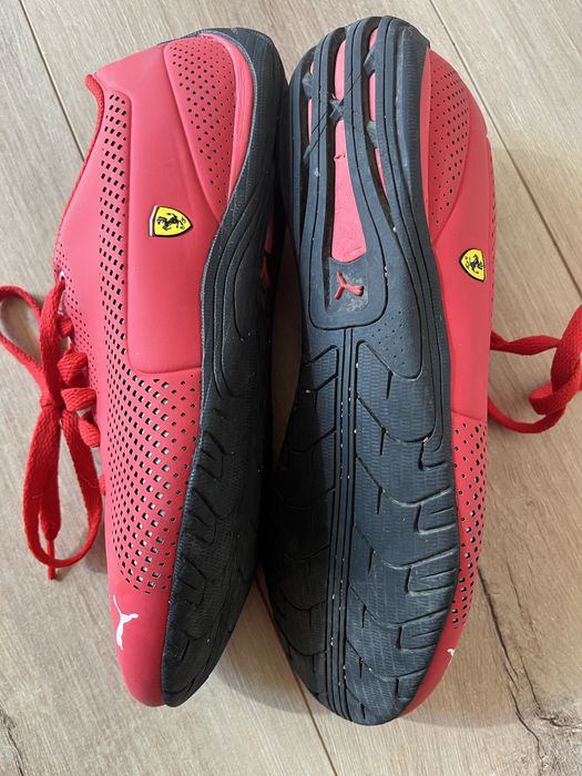 Червоні кросівки PUMA Ferrari