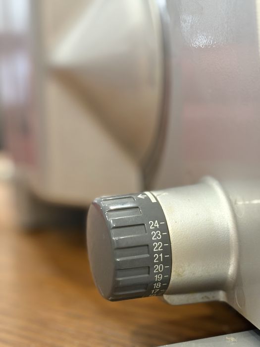 Máquina de fatiar doméstica com pouco uso