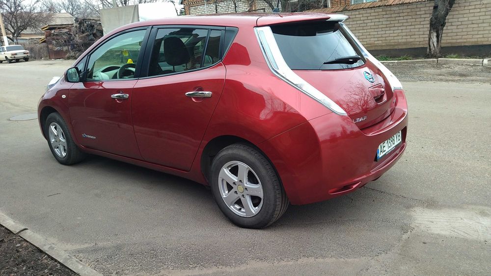 Електромобіль Nissan leaf