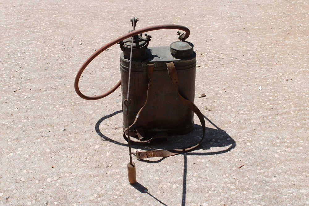 Pulverizador antigo em cobre — mochila agrícola
