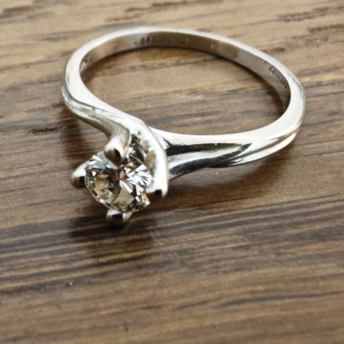 Pierścionek damski. Złoto 585. Brylant 0.44 ct. Certyfikat