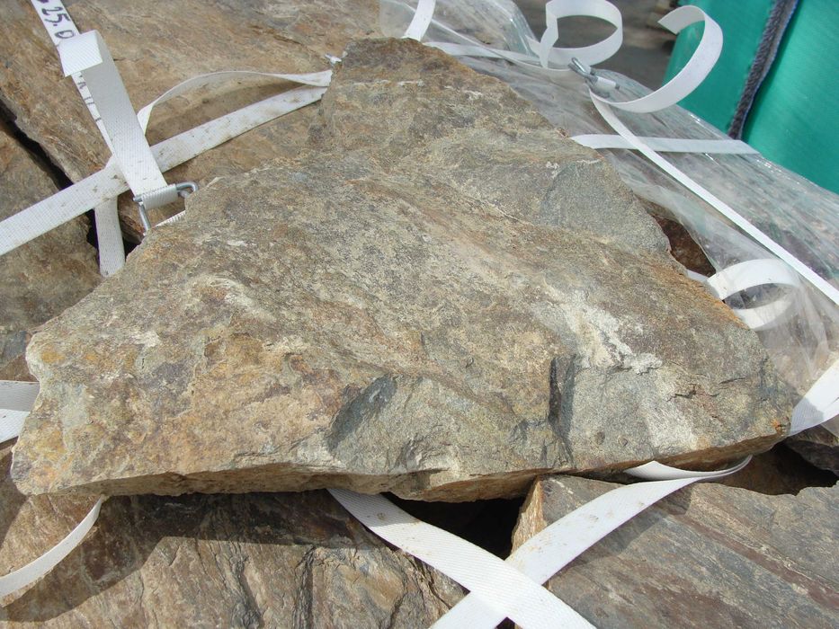 Kamień nieformowany na ścieżki. Szarogłaz