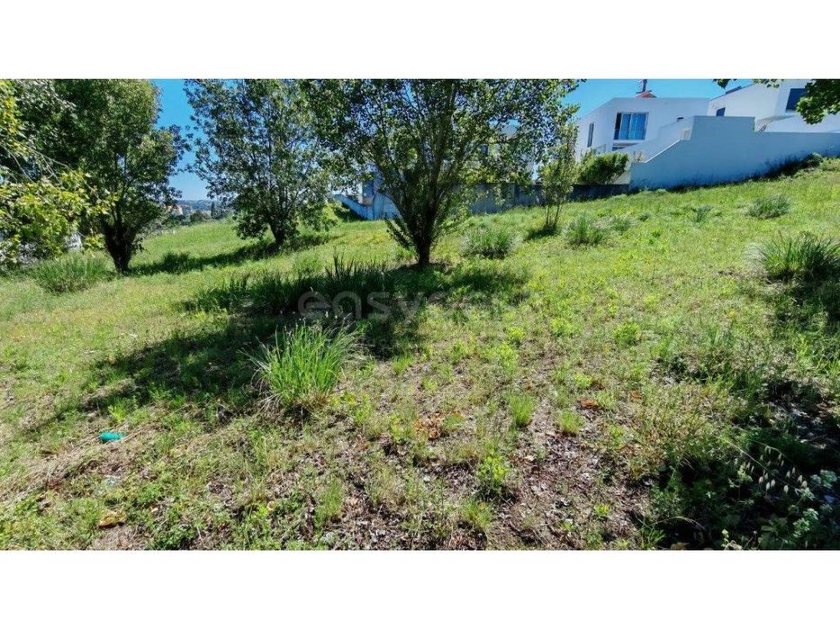 Lote de gaveto inserido em urbanização bem localizada