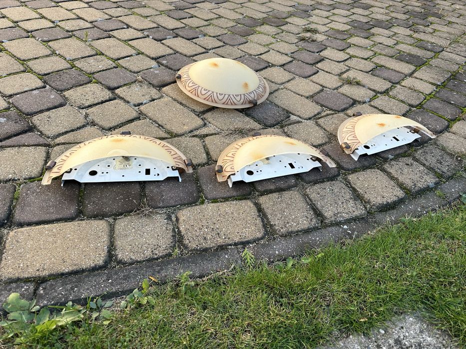 Zestaw plafon sufitowy plus trzy kinkiety. Caly zestaw jest szklany.