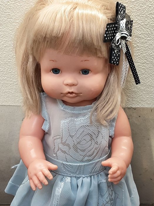 Linda Boneca em borracha da marca Famosa