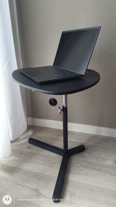 Ikea Svartasen stolik pod laptopa