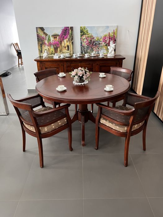 Stół okrągły dębowy z miękkimi fotelami