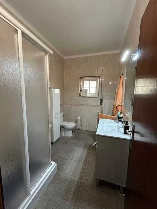 Moradia T5 no centro do Pinhal Novo com garagem, quintal e anexo