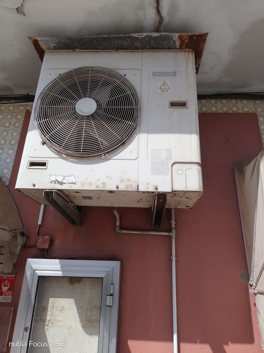 Dois aparelhos de ar condicionado aparelho mais turbína.