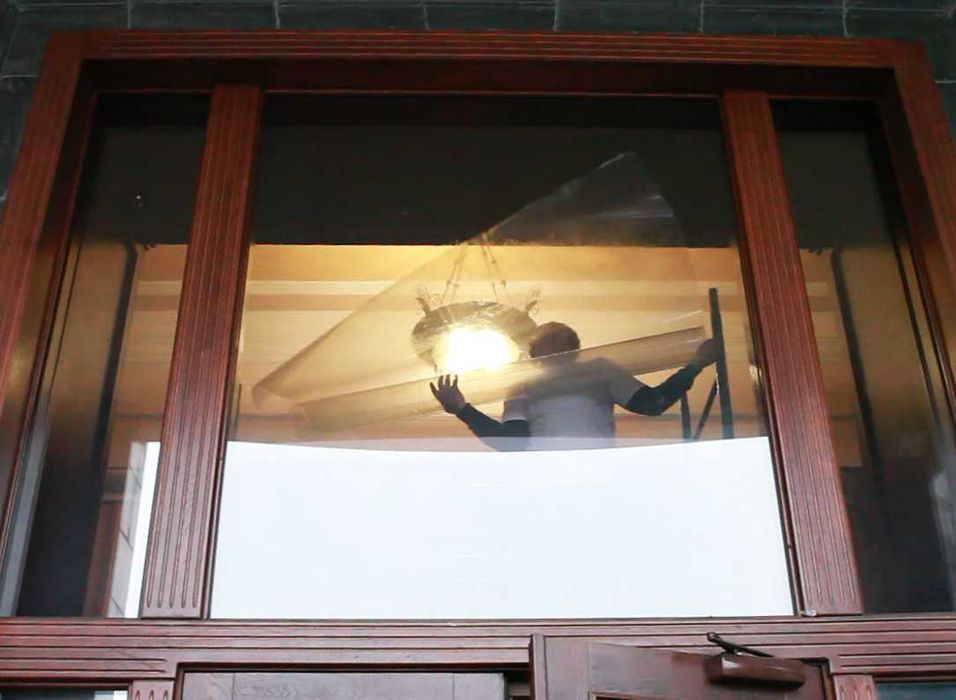 Бронеплівка на металопластикові вікна. Захист від розльоту скла