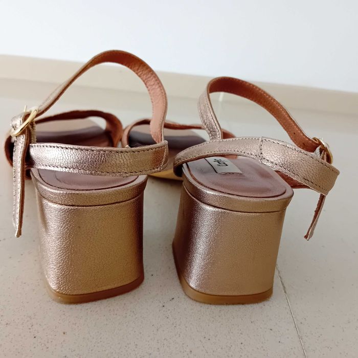 Sandálias senhora douradas da Zilian, nº 39, com salto de 6,3 cm.