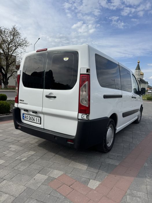 Продаж пасажирського мінівена
