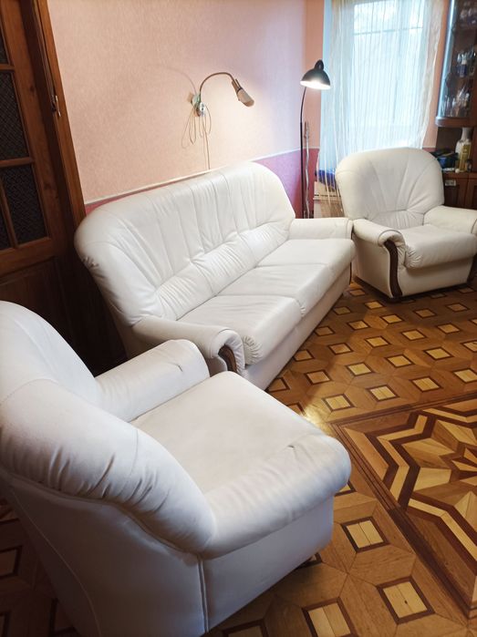 Білий шкіряний диван та два крісла (Італія)