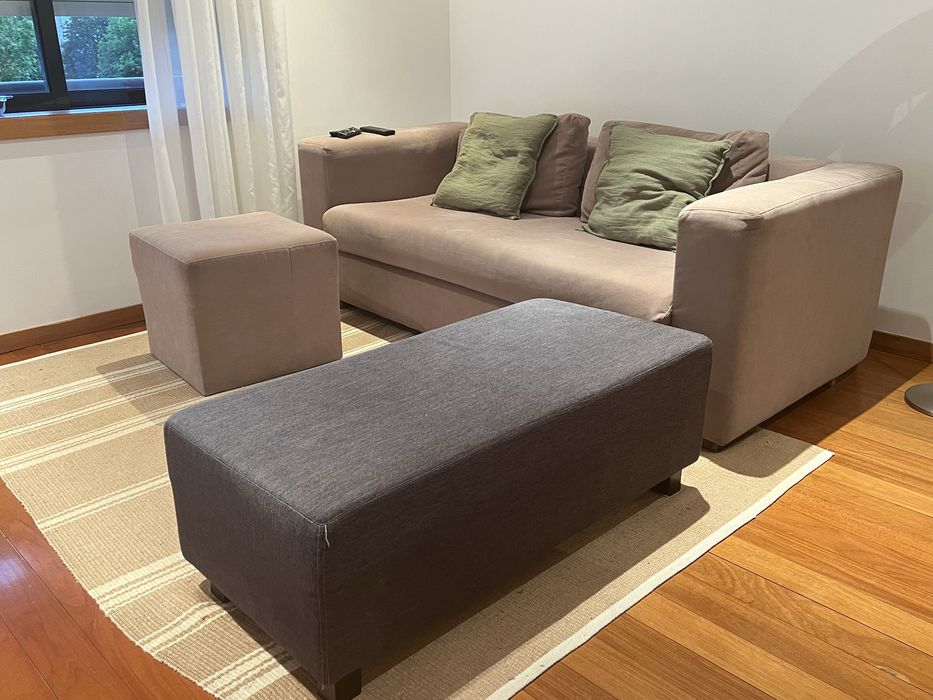 Sofa castanho com almofadas