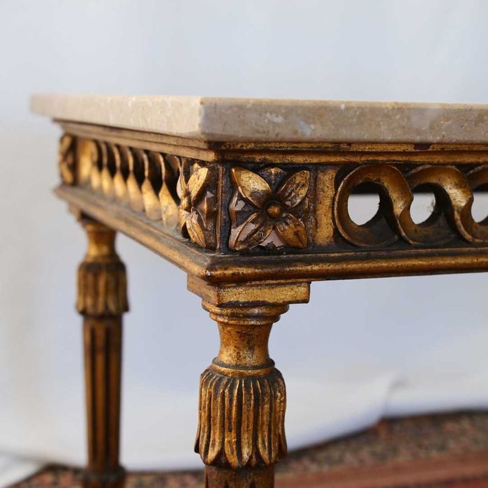 Mesa de centro em madeira talhada e dourada com tampo de mármore