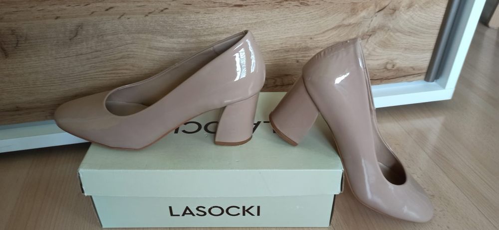 Buty lakierki na obcasie Lasocki. Czółenka