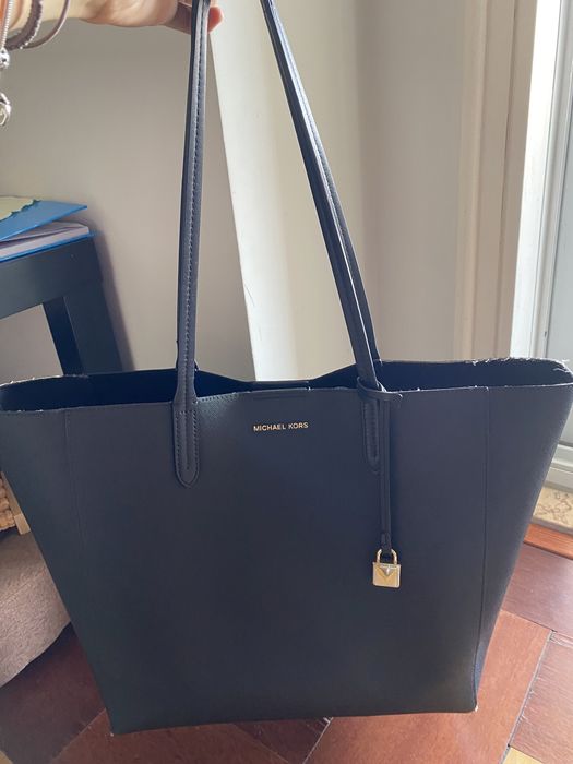 Mala preta de ombro da Michael Kors Parque das Nações •