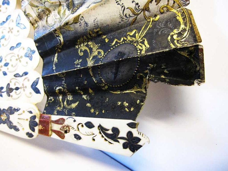 para restauro: antigo precioso leque-sec. XIX-cenas barrocas-casamento