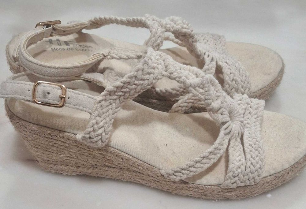 3 pares de sandálias muito bonitas