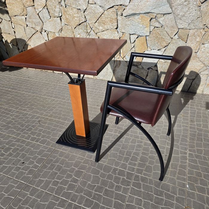 Cadeiras e mesas de restauração