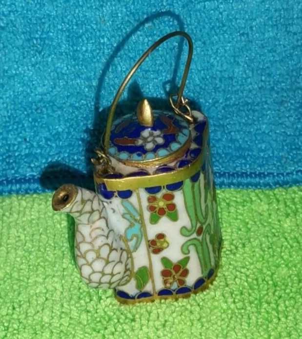 Bule em miniatura decorativo 
feito com a técnica de esmalte cloisonné