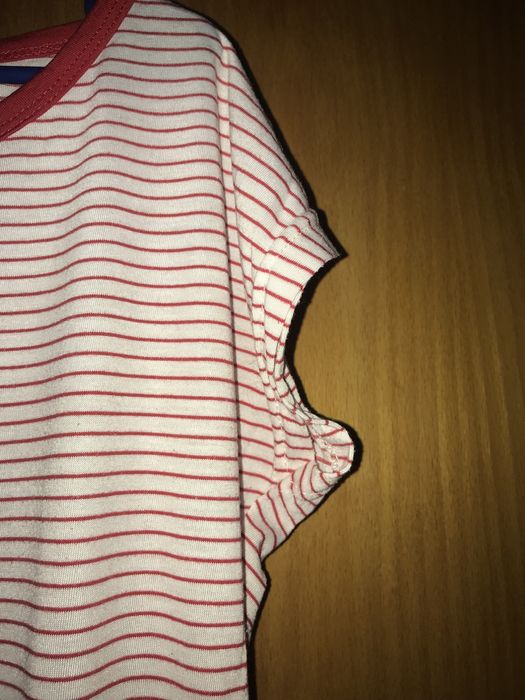 T-shirt branca e vermelha