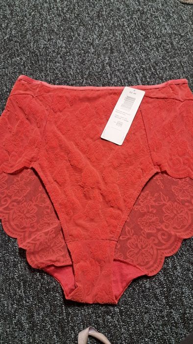 Majtki Triumph w rozmiarze 44. Xxl czerwone z wysokim stanem.