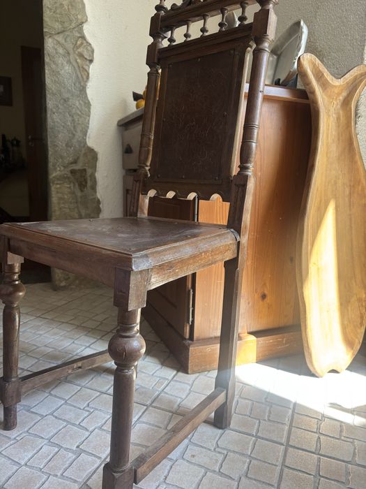 Cadeira de mandeira escura antiga